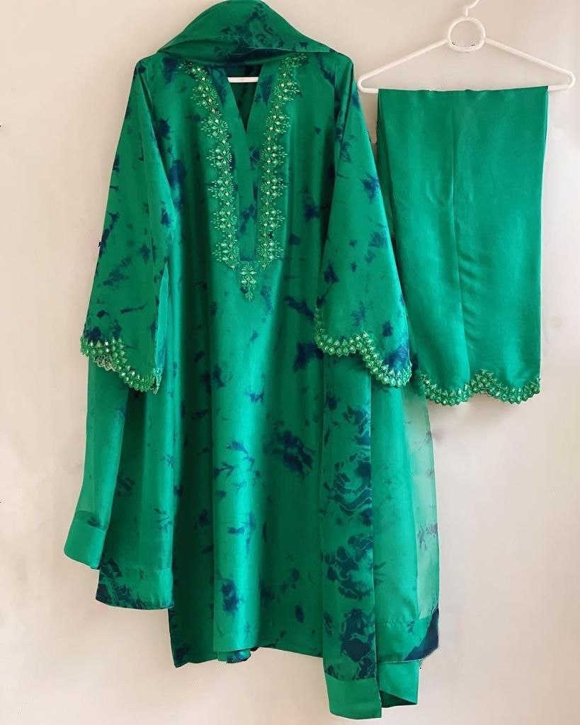 Green crepe printed pant suit with dupatta