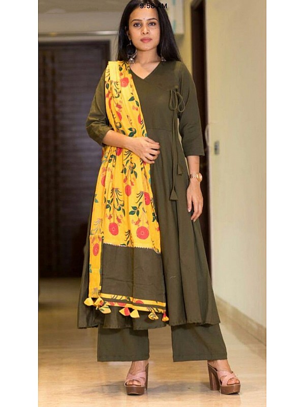 Beige color dupatta looks gorgeous with black kurti. | Black kurti, Kurti  designs, Outfits