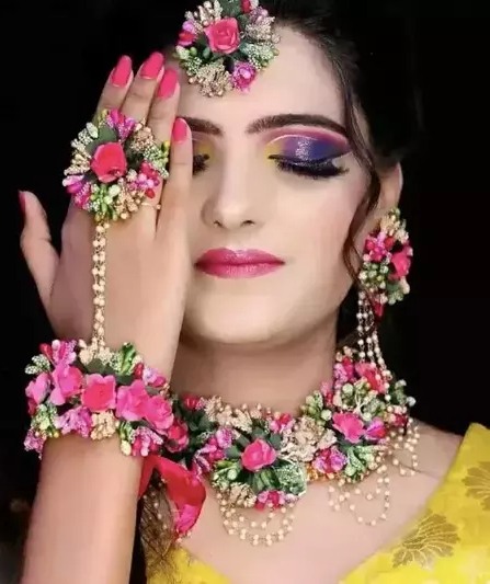 Buy Sanvatsar Beautiful Set With Mangteeka Pair of Earings,Hand Jewellery  For Marriage,Mehndi,Function,Ladies Sangeet,Bride Haldi Return Gift Set Of  4 at Amazon.in