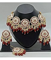 Gold plated alloy necklace with maang tika