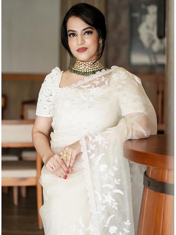 Alia Bhatt Aces Spring Fashion In A Beautiful White Floral Saree For  Gangubai Kathiawadi Promotions